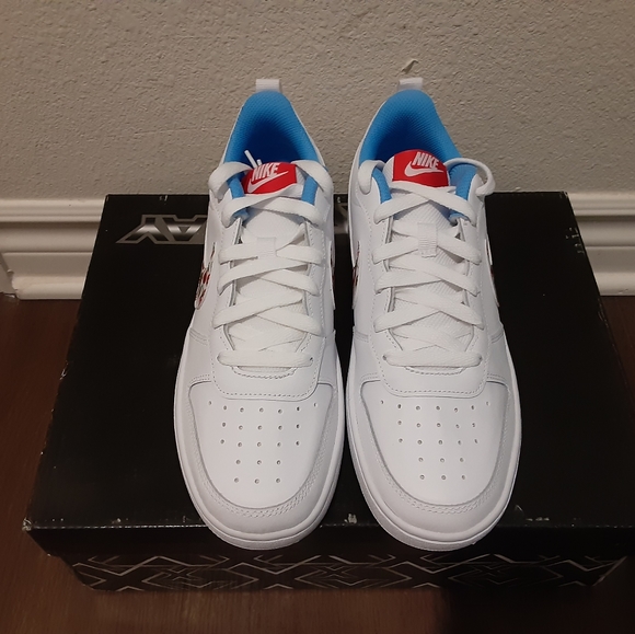 Nike - Picture 3 of 4